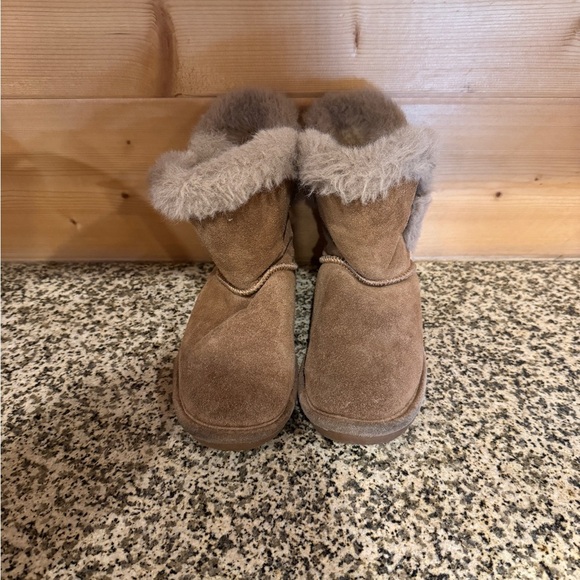 BearPaw Girls Size 2 Cozy Brown Suede Fur-Lined Boots - Picture 3 of 9